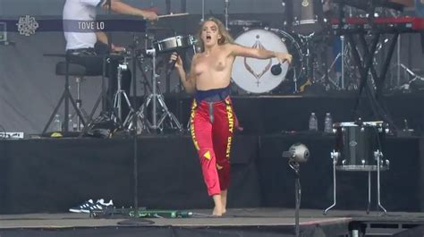 tove lo topless flashes her tits on stage at lollapalooza in chicago 2017