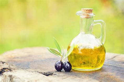amazing benefits  olive oil   hair feminain