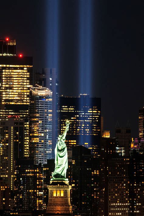 powerful  tribute  light shines   york  world remembers world trade center
