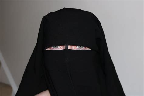 Moglie Niqab In Posa Nudo In Tacchi Alti Strappy Foto Erotiche E Porno
