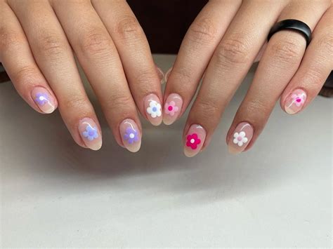 halle ut nail tech  instagram flowers