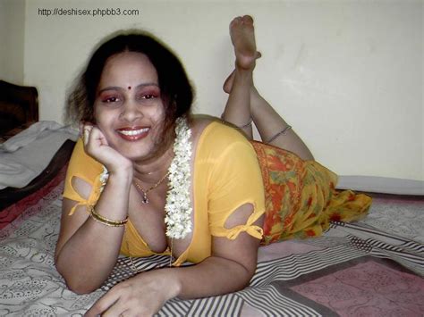 bhabhi removing blouse showing boobs साड़ी ब्लाउज उतार कर नंगी चूचि दिखाई