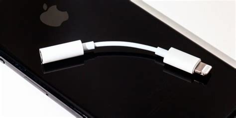 apple   letting accessory makers manufacturer lightning  mm adapters