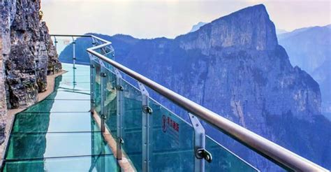 This Terrifying Glass Walkway In China ‘cracks’ As You Step On It