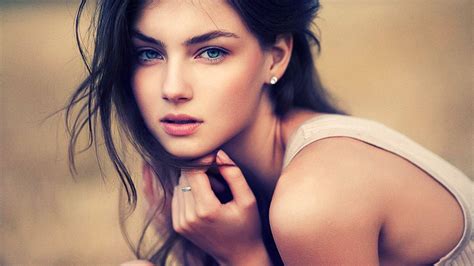 Download Beautiful Girl Model Wallpaper