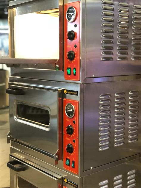 deze oven heeft alle functies die een professionele bakker ook tot zn beschikking heeft