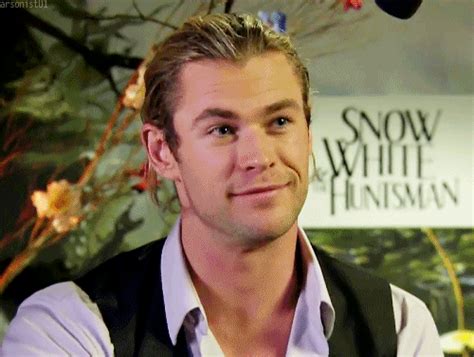 Chris Hemsworth S Of Hot Guys Winking Popsugar Celebrity Photo 27