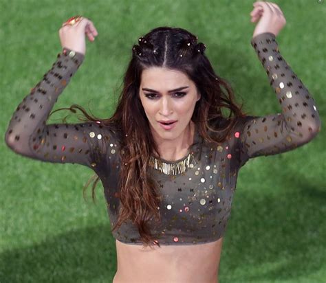 in pics kriti sanon leaves bangalore crowd stunned with her hot