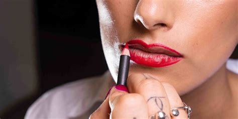 5 Cara Gunakan Lip Liner Agar Bibir Terlihat Instan Plump