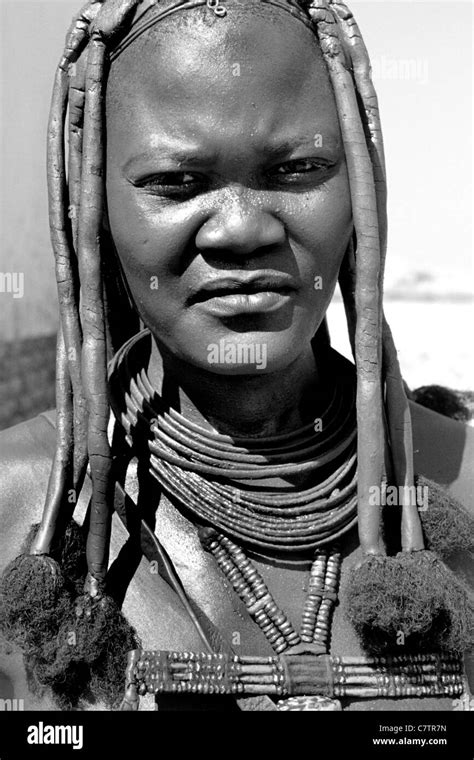hairstyle himba women kaokoveld namibia schwarzweiß stockfotos und
