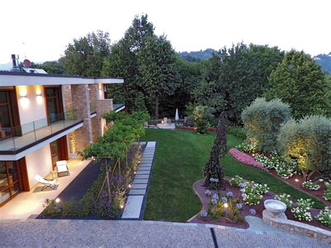 Non basterà una semplice piscina a creare una location suggestiva nel giardino di casa. Progettazione e Realizzazione giardino Villa nel bosco