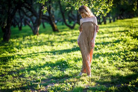 картинки дерево лес трава девушка лужайка луг Солнечный лучик