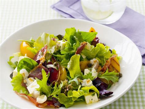 gruener salat mit pfirsich schinken und schafskaese rezept eat smarter