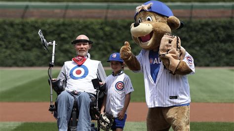 new orleans saints legend steve gleason honored by chicago cubs mlb on
