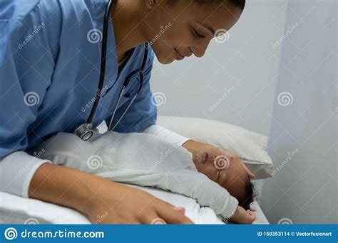 arts die baby met stethoscoop  algemeen medisch onderzoekruimte onderzoeken stock foto image