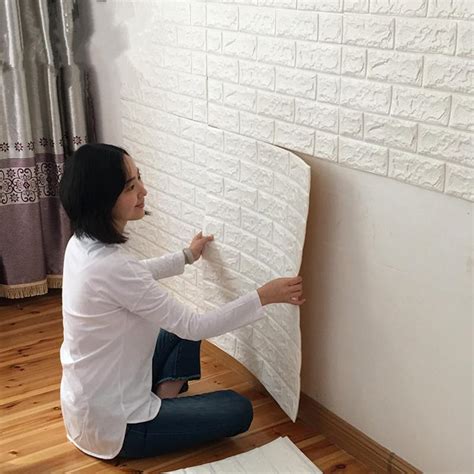 memasang wallpaper dinding mudah  bantuan tukang