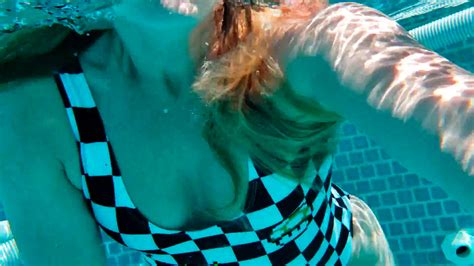 ijustine cleavage and pokies in a swimsuit from the video samsung s9 underwater test