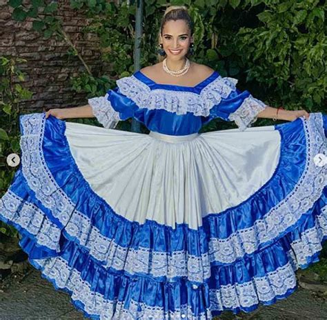 Presentadoras Salvadoreñas Lucen Los Colores Azul Y Blanco