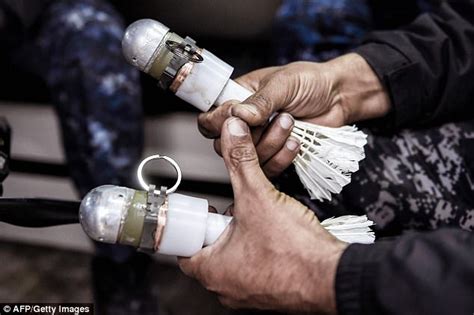 iraqi soldiers  shuttlecock grenades  target isis daily mail