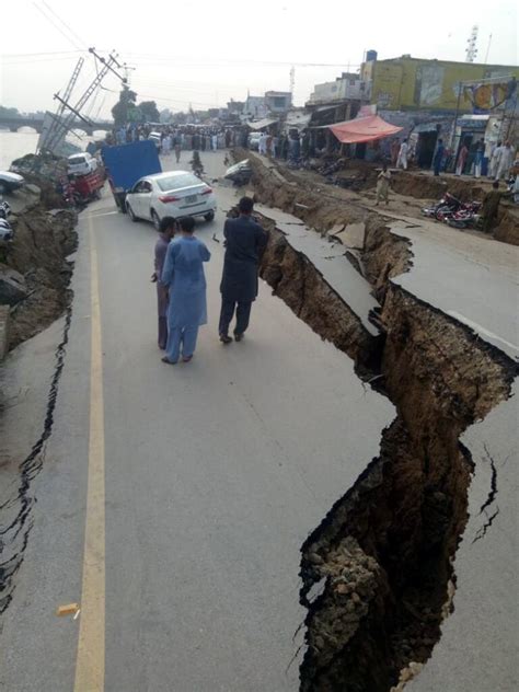 Strong Earthquake Jolts Pakistan Killing 19 Injuring Over 300 Los