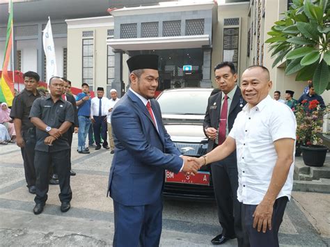 ketua dprd pekanbaru kembalikan mobnas bm