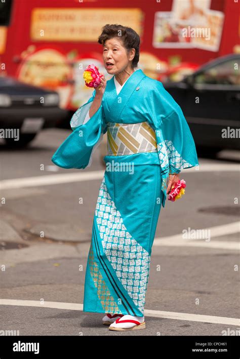 Wearing Kimono Stockfotos Und Bilder Kaufen Alamy