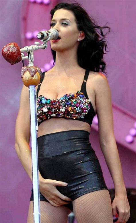 katy perry grabs her crotch on stage perhaps it s itchy and she s scratching it although it s