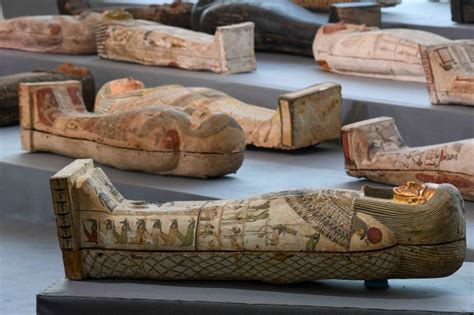 fotos egipto presentó 100 sarcófagos intactos con más de 2 000 años de