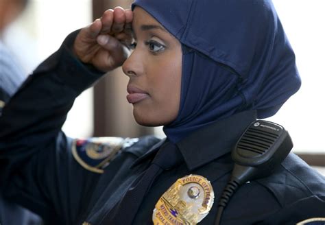 minnesota s first hijab wearing police woman how cool is she mvslim