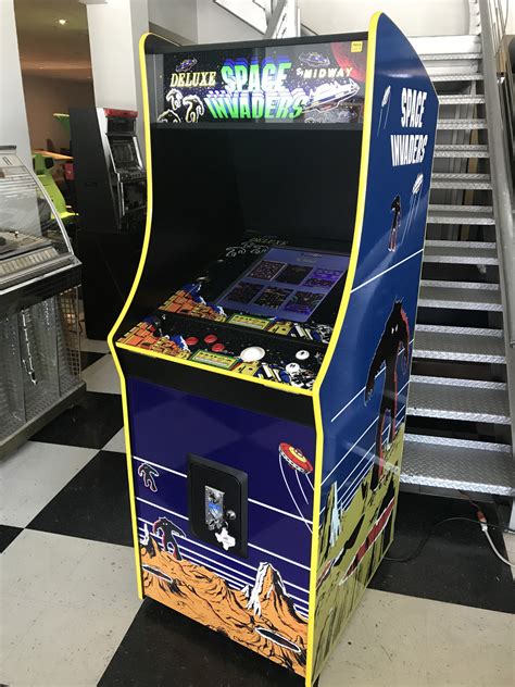space invaders    classic arcade game fun