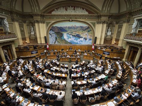 schweiz wahl svp laut hochrechnungen gestaerkt wieder nummer eins politik volat