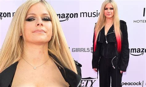 Avril Lavigne Puts On A Busty Display At Variety S 2021 Music Hitmakers