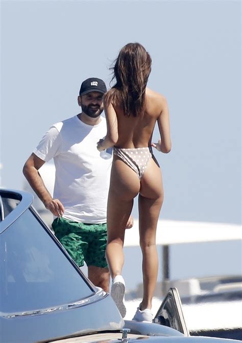 emily ratajkowski tits and ass in slutty bikini on a yacht with gigi hadid 2