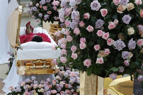 aretha franklin fans gather to view queen of soul s body in open