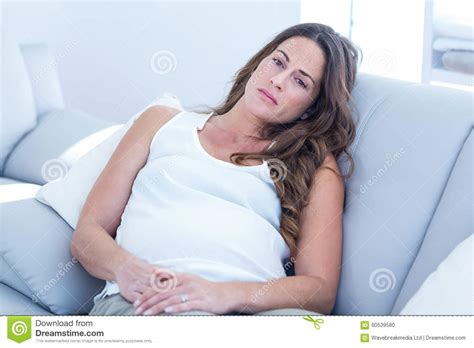 mulher gravida triste que inclina se no sofá foto de stock imagem 60539580
