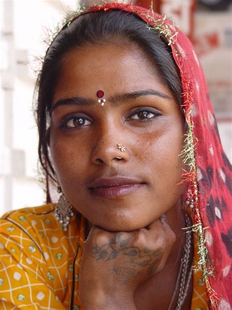 the most photographed face from pushkar rajasthan indian woman ~ gente guapa etnias del
