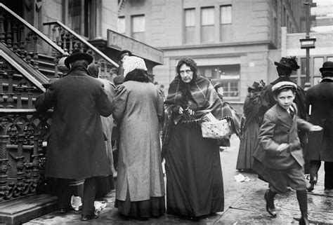 fabulous photos of christmas shopping in new york city december 1910