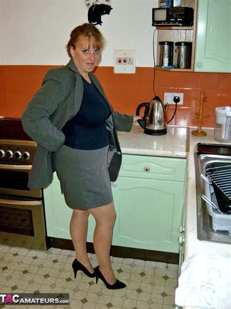 curvy claire from tac amateurs at home in her kitchen