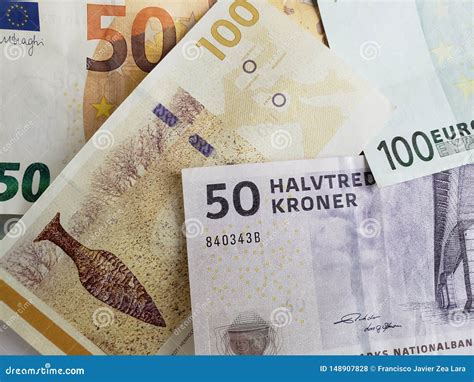 benadering van deense bankbiljetten en euro rekeningen stock foto image  investering handel