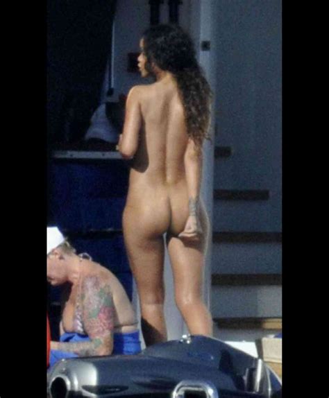 rihanna shows pussy and nude boobs