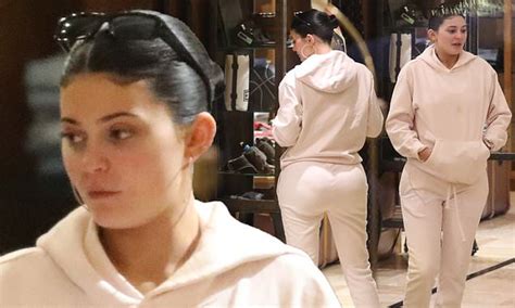 kylie jenner      tracksuit  shopping trip daily mail