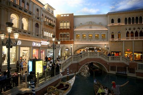 venetian palazzo  remain open  layoffs sands  casinos gaming business