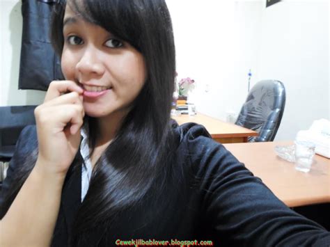 Foto Sekretaris Muda Cantik Memakai Hijab Jilbab Kantor