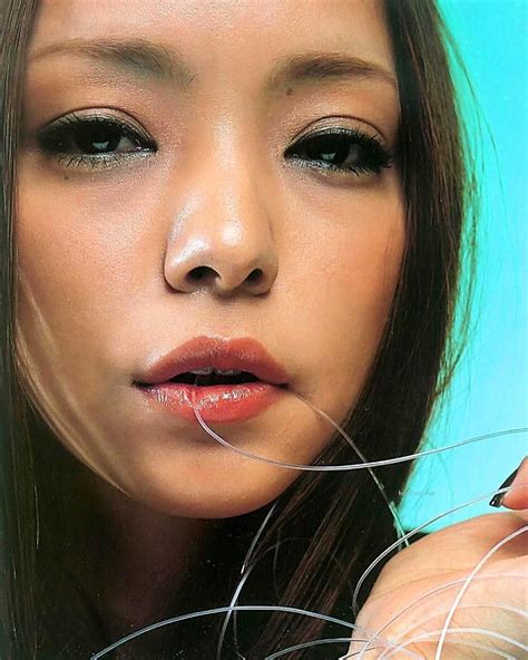 画像に含まれている可能性があるもの 1人、クローズアップ nose ring tags photographer gallery