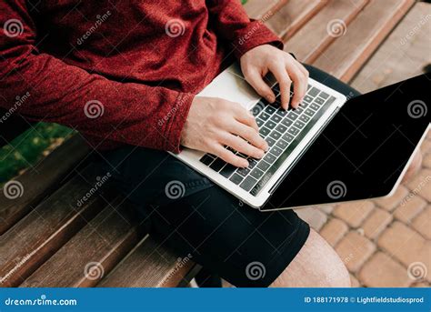 mening van telewerker die laptop op gebruikt stock foto image  netwerkvorming gedeeltelijk