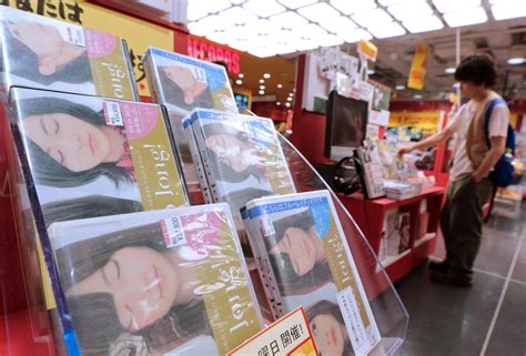 Girl Group Handshakes Push Japanese Music Sales Past U S The Mercury