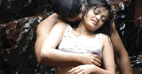 indian actress bollywood actress sneha ullal boobs press and wet milky thunder thighs