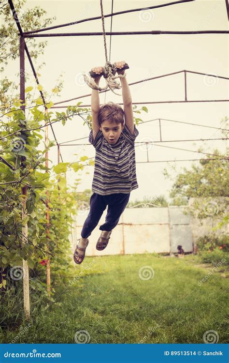 el muchacho fresco balancea en cuerda foto de archivo imagen de saltar salto