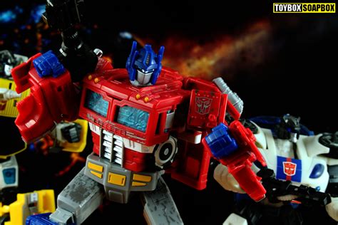 transformers siege voyager optimus prime review toybox soapbox