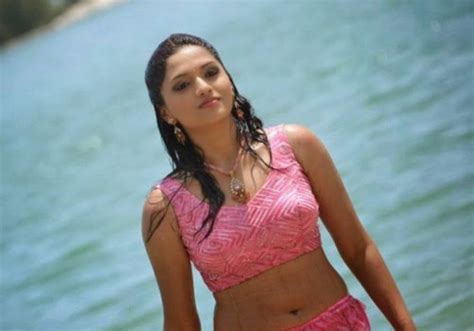 tamil actress sunaina in beach hot stills latest spicy photos total tollywood movies